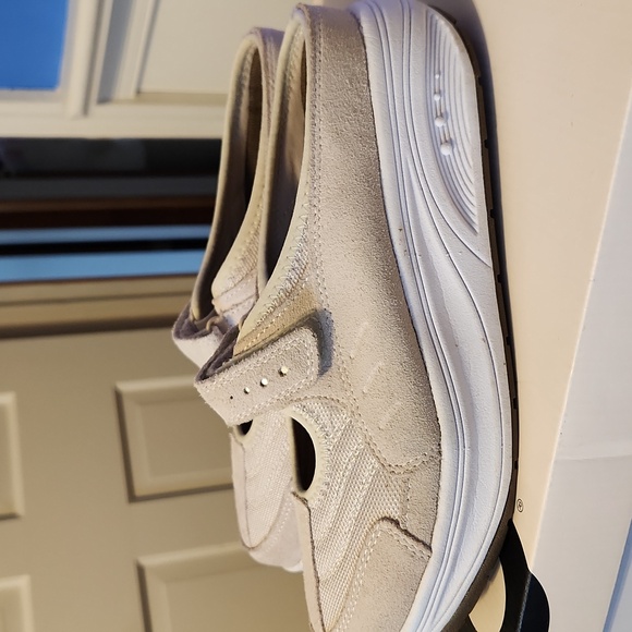 Easy Spirit Anti-Gravity Women's Slip-On Comfortable Tan Shoes 8 1/2 - Picture 3 of 9